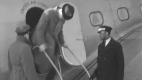 In-Der-Weltwirtschaftskrise-Der-1930er-Jahre-Steigen-Passagiere-Der-High-Society-In-New-York-Aus-Einem-Flugzeug