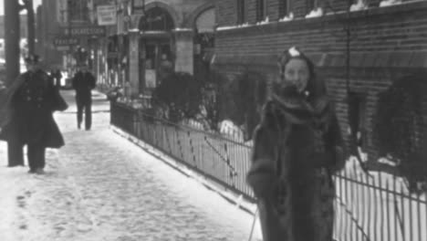 Eine-Frau-Führt-Ihren-Pelzigen-Begleiter-In-Den-1930er-Jahren-Durch-Die-Frostigen-Straßen-Von-New-York