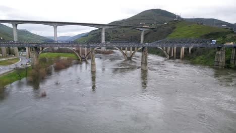Dreifachbrücken-über-Den-Fluss-Douro,-Peso-Da-Regua,-Portugal