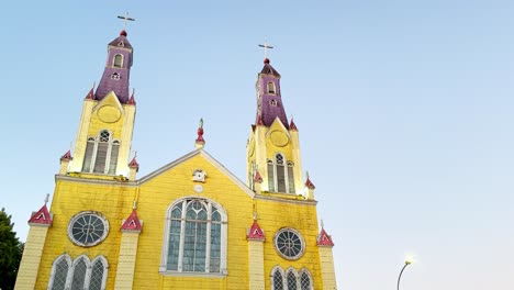 Kameraschwenk-Vor-Der-Patrimonialkirche-Castro,-Sonniger-Tag-In-Chiloé,-Chile