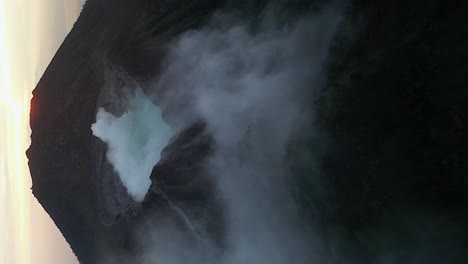Formato-Vertical:-Sol-De-La-Mañana-Detrás-Del-Cono-Del-Volcán-Y-El-Cráter-Humeante
