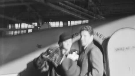 Schöne-Frau-Mit-Ihrem-Mann-Grüßt-Vor-Einer-Flugreise-In-New-York-Der-1930er-Jahre