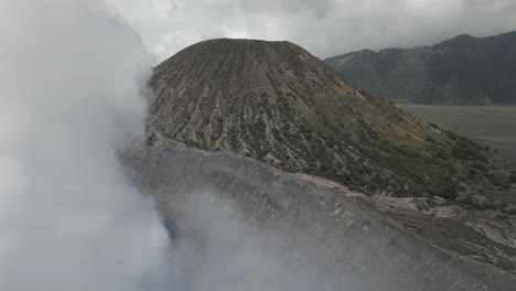 Luftaufnahme-Dringt-In-Gaswolke-Ein,-Die-Vom-Vulkan-Mt.-Bromo,-Java,-Indonesien,-Aufsteigt