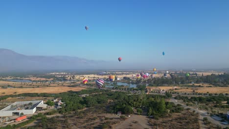 Heißluftballonshow,-Die-über-Lagunen-In-Chile-Fliegt