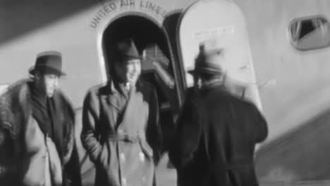 Herren-Posieren-Für-Ein-Foto-Ihrer-Ersten-Flugreise-Im-New-York-Der-1930er-Jahre