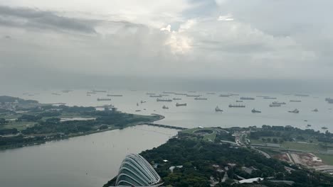 Panoramablick-Auf-Frachtschiffe,-Die-über-Der-Meerenge-Der-Küste-Von-Singapur-Vor-Anker-Liegen