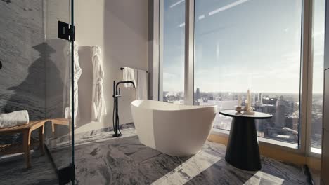 Ein-Wunderschönes-Luxusbadezimmer-Mit-Einer-Weißen-Freistehenden-Badewanne-Und-Einem-Beistelltisch-In-Einer-Hochhauswohnung