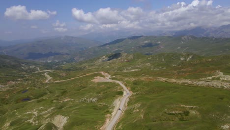 Disparo-De-Un-Dron-Volando-A-Lo-Largo-De-Una-Carretera-Que-Atraviesa-Las-Montañas-Del-Cáucaso-En-Azerbaiyán-En-Verano