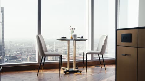Ein-Kleiner-Tisch-Mit-2-Stühlen-In-Einer-Luxuswohnung-Neben-Großen-Fenstern-Mit-Blick-Auf-Die-Stadt