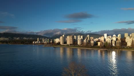 Luftpanorama-Des-Sonnenuntergangsstrandes-In-Vancouver-Während-Der-Farbenfrohen-Goldenen-Stunde