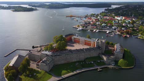 Drohnenschuss,-Der-Um-Die-Festung-Vaxholm-In-Schweden-In-Der-Nähe-Von-Stockholm-Fliegt