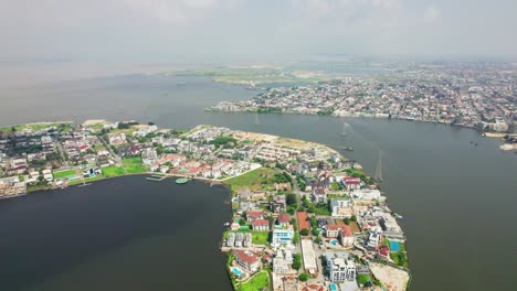 El-Paisaje-De-Banana-Island,-El-Barrio-Más-Rico-De-Lagos,-Muestra-El-Puente-De-Enlace-Lekki-ikoyi