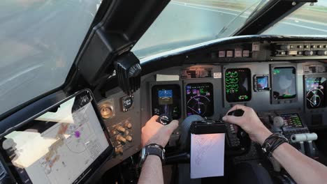 In-Einem-Jet-Cockpit-Während-Eines-Echten-Starts
