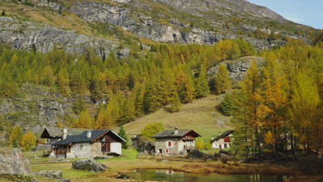 Front-Dolly-Alpine-Monument-Village-Le-Monal-Savoie-Frankreich,-Holz--Und-Steinhäuser,-Herbstfarben,-Kiefern-Und-Lärchen