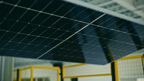 Fertige-Solarmodule-Im-Letzten-Schritt-Des-Herstellungsprozesses-In-Einer-Hellen,-Modernen-Fabrik