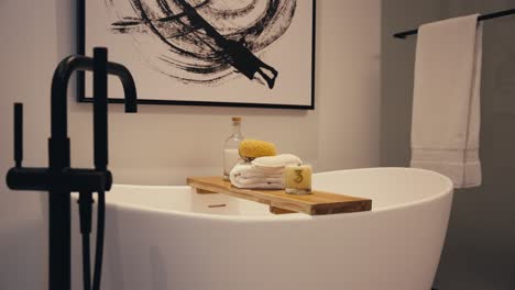Schwenk-Einer-Freistehenden-Badewanne-Mit-Badezimmerdekorationen-In-Einem-Luxushaus