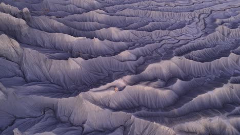 Strukturiertes-Violettes-Wüstengelände-In-Utah-In-Der-Abenddämmerung,-Luftaufnahme