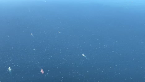 Vista-Aérea-Del-Estrecho-De-Gibraltar-Con-Intenso-Tráfico-Marítimo