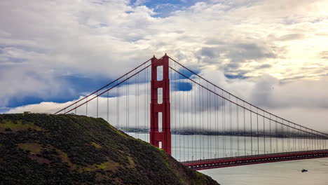 Zeitraffer-Des-Verkehrsflusses-über-Der-Berühmten-Roten-Golden-Gate-Bridge-Mit-Niedrigen-Wolken