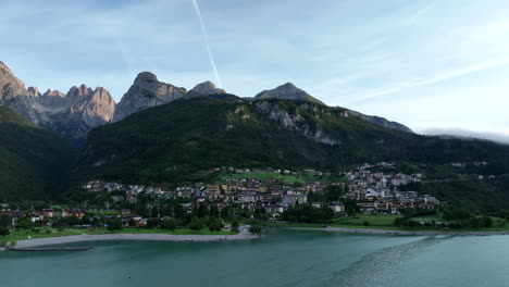 Molveno-Erstellt-Luftaufnahme-Zur-Idyllischen-Berggemeinde-Der-Dolomiten-Bei-Sonnenuntergang