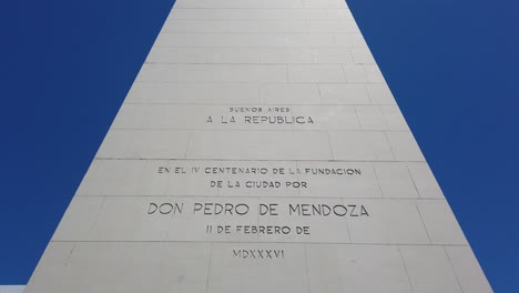 Obelisk-Von-Buenos-Aires,-Argentinien,-Weißes-Hohes-Denkmal,-Nahaufnahme,-Gemauerte-Schrift-Der-Gründung-Der-Argentinischen-Unabhängigkeitsstadt