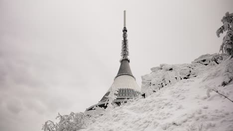 Hyperboloidförmiger-Fernsehsenderturm-In-Winterlandschaft