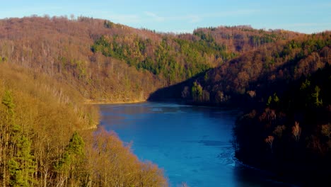 Wunderschöner-Panoramablick-Aus-Der-Luft-Auf-Den-See-In-Polen
