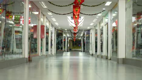 still-shot-of-the-hallways-of-a-shopping-center-without-people,-with-lights-off-and-the-lights-suddenly-turn-on