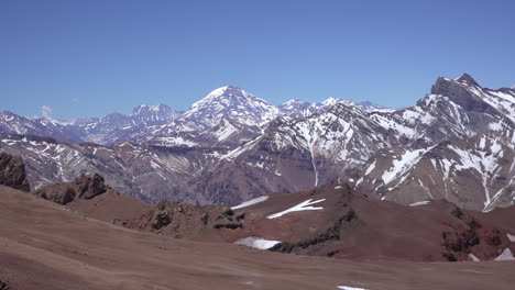 Vista-Panorámica-De-Las-Montañas-En-La-Formación-De-Los-Andes,-Mendoza,-Argentina.