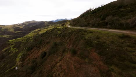 Luftdrohne-über-Europäischen-Gipfeln-Coto-Bello-Asturias-Alpenlandschaft-Mit-Einem-Pfad-Zwischen-Bergen