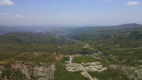 Disparo-De-Un-Dron-Volando-Sobre-Una-Carretera-Que-Serpentea-A-Través-De-Las-Montañas-Del-Cáucaso-En-Azerbaiyán-Durante-El-Verano