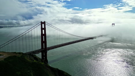 Mist-partially-covers-Golden-Gate-bridge-over-strait,-San-Francisco