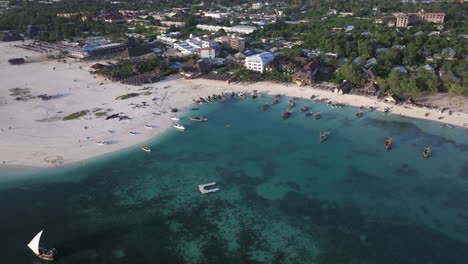 Fantastische-Luftaufnahme-Der-Küste-Und-Des-Türkisfarbenen-Ozeans-In-Sansibar,-Aufgenommen-Mit-30-Bildern-Pro-Sekunde