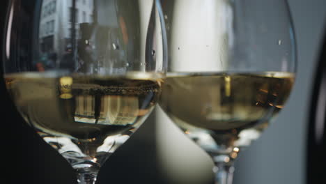Nahaufnahme-Von-Weingläsern,-Die-Zur-Hälfte-Mit-Champagner-Gefüllt-Sind,-In-Einem-Französischen-Restaurant-In-Frankreich