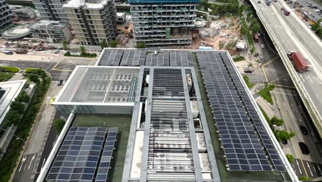 Gebäudedach-Mit-Sonnenkollektoren-In-Singapur-–-Aufnahme-Aus-Der-Vogelperspektive
