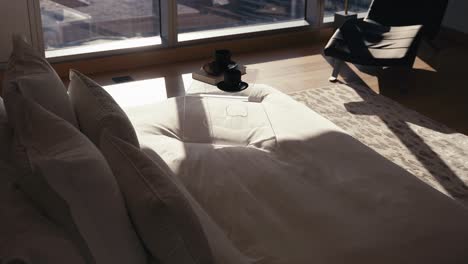 Sonnenschirme-Erheben-Sich-Und-Geben-Den-Blick-Auf-Ein-Bett-Mit-Weißer-Bettwäsche-Und-Einem-Nachttisch-Mit-Zwei-Kaffeetassen-Und-Einem-Buch-In-Einem-Luxuriösen-Schlafzimmer-Frei