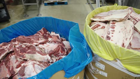 Rohe-Fleischstücke-In-Eimern-In-Einer-Industriellen-Fleischverarbeitungsanlage