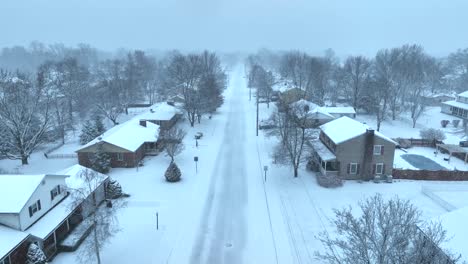 Snow-covered-suburban-neighborhood-in-the-USA-with-tree-lined-streets