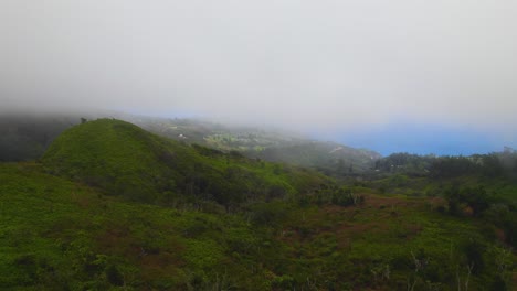 Plataforma-Rodante-Sobre-Una-Exuberante-Selva-Tropical-Con-Nubes-Bajas,-Vista-De-La-Costa-Del-Océano-En-El-Borde