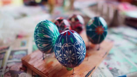 Primer-Plano-De-Hermosos-Huevos-De-Pascua-Pintados-Tradicionales