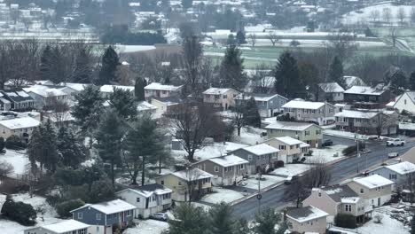 Amerikanisches-Wohngebiet-Auf-Einem-Hügel-Bei-Winterschnee