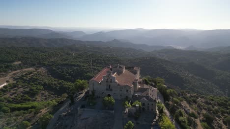 Andalusische-Landschaft-Rund-Um-Den-Berg-Cerro,-Basilika-Unserer-Lieben-Frau-Von-Cabeza