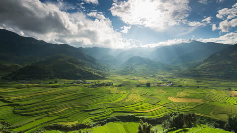 Wunderschöne-Szene-Des-Sonnenstrahls-über-Der-Reisterrasse-Von-Mu-Cang-Chai-In-Vietnam