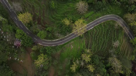 Wunderschöne-Luftaufnahme-Des-Tropischen-Landes-Indonesien,-Kurvenreiche-Straßen-Gesäumt-Von-Wäldern,-Reisfeldern-Oder-Dörfern
