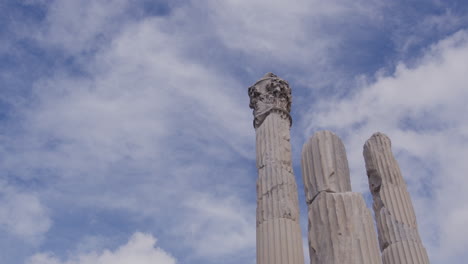 Looking-up-at-pillars-in-front-of-a-cloudy-sky-in-Pergamum