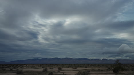 Vasto-Paisaje-Del-Desierto-De-Mojave-Bajo-Un-Cielo-Nublado-Dinámico,-Timelapse
