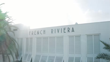 Vista-De-Perfil-Del-Edificio-De-La-Riviera-Francesa-Con-El-Sol-Brillando-Al-Fondo-En-El-Sur-De-Francia-Durante-El-Día.