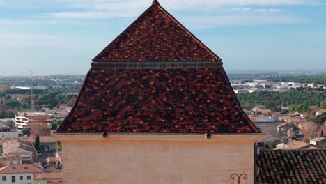 Luftaufnahme-Des-Mittelalterlichen-Französischen-Schlosses-Mit-Malerischer-Stadtlandschaft-Im-Hintergrund,-Castries,-Frankreich