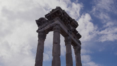 Blick-Hinauf-Zu-Den-Hinterleuchteten-Säulen-In-Pergamon