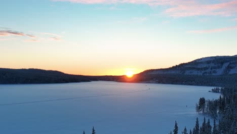 Sonnenaufgang-über-Dem-Gefrorenen-Und-Verschneiten-See-Pyhajarvi-In-Tampere,-Finnisch-Lappland,-Finnland